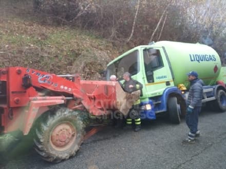 PRATIGLIONE - Camion cisterna resta in bilico sulla provinciale - FOTO
