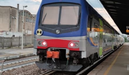 CHIVASSO-BRANDIZZO - Treno investe e uccide una persona sui binari: traffico in tilt sulle linee per Milano, Ivrea, Aosta