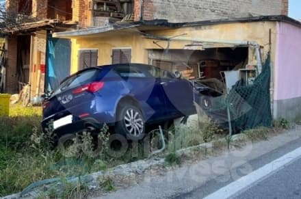 RIVARA - Sbaglia manovra e si schianta contro una casa di via Busano in piena notte - FOTO