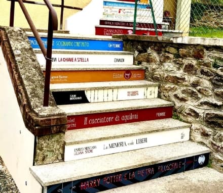 CINTANO - La scalinata d'entrata del Municipio si colora di arte e letteratura