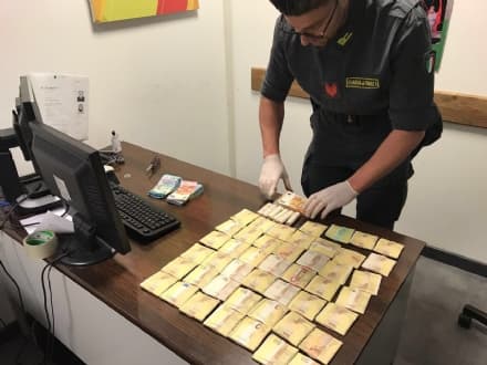 CASELLE - Soldi nascosti negli assorbenti intimi e negli ovetti di cioccolato: recuperati 200 mila euro