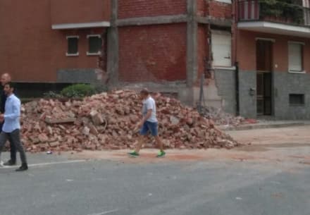 BORGARO - Crollata parte della facciata della palazzina evacuata ieri sera