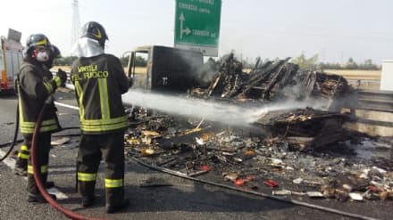 AUTOSTRADA A4 - Camion diretto in ospedale va a fuoco dopo l'uscita di Chivasso: conducente salvo - FOTO