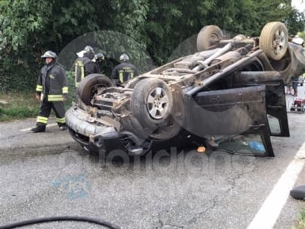 CASTELLAMONTE - Schianto in strada Castelnuovo Nigra: auto ribaltata, conducente ferito - FOTO E VIDEO