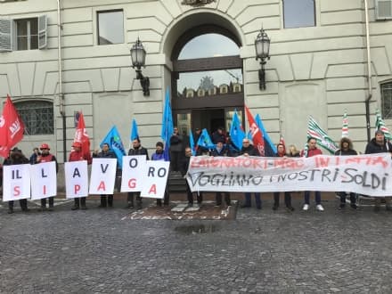 IVREA - Operai della Mgc Manital senza stipendio da mesi bloccano il centro cittadino - FOTO E VIDEO