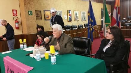 LEINI - Caselli ai cittadini: «La mafia è una pianta da potare»