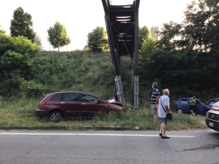 RIVAROLO - Incidente stradale sulla circonvallazione, un ferito: ponte pericolante dopo lo schianto - FOTO E VIDEO
