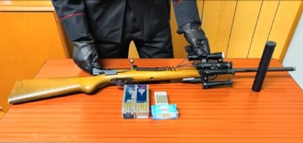 BROSSO - Una carabina clandestina in casa: arrestato un 42enne