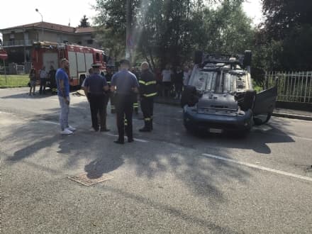 CASTELLAMONTE - Auto pirata provoca incidente: il conducente scappa - FOTO E VIDEO