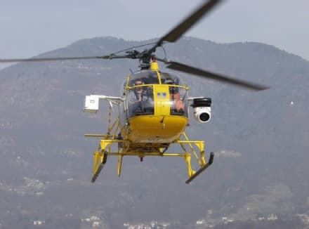 IVREA - Elicotteri in volo per verificare le linee elettriche del Canavese