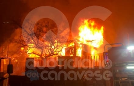 IVREA - Furioso incendio devasta una casa in via Miniere: intervento in forze dei vigili del fuoco - FOTO