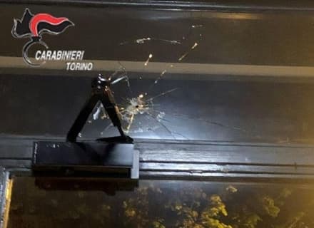 CHIVASSO - Porta a spasso il cane e spara contro la porta a vetri di un condominio: arrestato - VIDEO