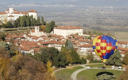 CARAVINO - Il Fai e le mongolfiere colorano lo splendido Castello di Masino - FOTO