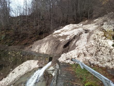 MALTEMPO - Lavori in corso per «liberare» la strada di Traversella