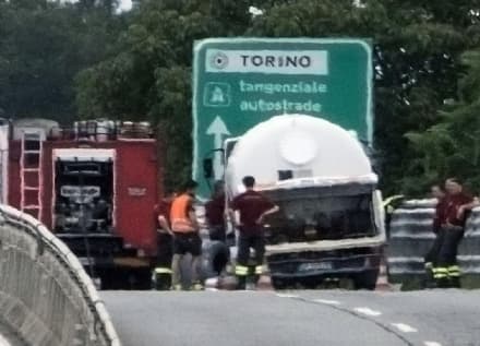 CASELLE - Cisterna a fuoco sulla superstrada per l'aeroporto