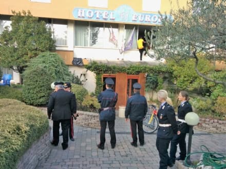 RIVAROLO - Cibo non gradito e documenti che non arrivano: protesta dei profughi dell'hotel Europa - FOTO