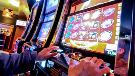 CHIVASSO - Vince 1000 euro ai videopoker ma viene subito rapinato