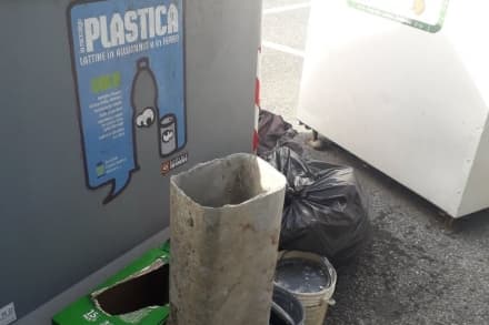 ROMANO CANAVESE - Rifiuti sparsi fuori dai bidoni dell'immondizia: in arrivo aumenti nelle bollette