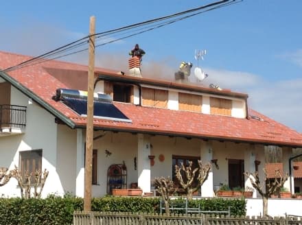 SAN GIUSTO - Fiamme nella villetta, intervengono i pompieri - VIDEO