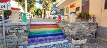 PONT CANAVESE - La scalinata con i colori per i diritti Lgbt scatena le polemiche sui social - FOTO