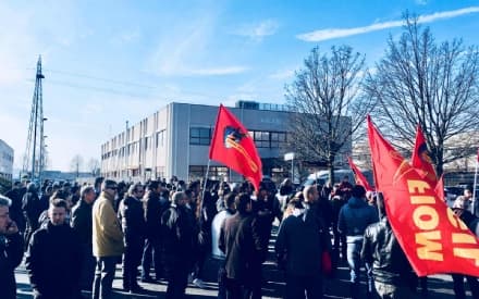 IVREA - I lavoratori Arca Technologies bloccano la statale dopo l'annuncio dei 103 licenziamenti