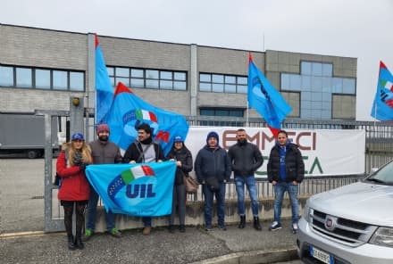 LEINI - Rientra dalla maternità e viene licenziata: scatta lo sciopero