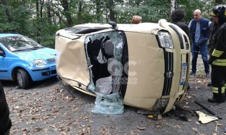 TRAUSELLA - Incidente sulla provinciale: auto si ribalta - FOTO