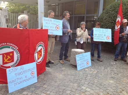 IVREA - Segretario di Rifondazione incatenato ai cancelli Vodafone