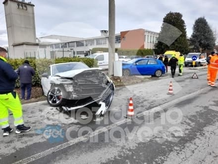 BUSANO-FAVRIA - Scontro sulla provinciale, due auto distrutte e due feriti - FOTO