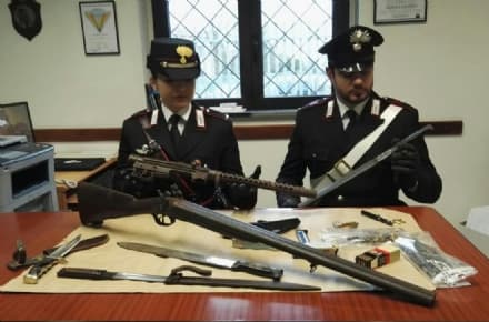 CASTELNUOVO NIGRA - Droga e armi da guerra in casa: uomo di 41 anni arrestato dai carabinieri