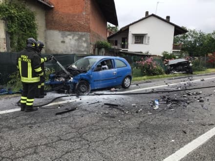 CASTELLAMONTE - Spaventoso incidente stradale: auto prende fuoco, una ragazza ferita - FOTO E VIDEO
