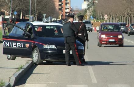 CHIVASSO - Droga e 400 occhiali da sole «Italia Independent» nascosti in casa: 43enne arrestato dai carabinieri