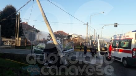 CICONIO - Brutto incidente stradale all'incrocio per Feletto: due auto distrutte e tre feriti di Bairo e Lusigliè - FOTO