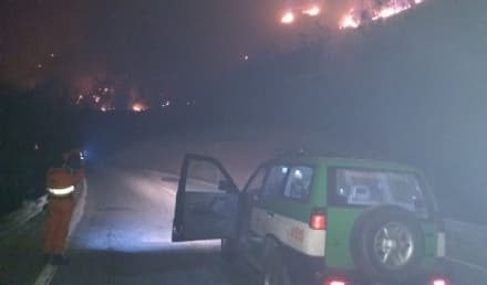 ALLARME INCENDI - A Locana le fiamme vicino alle case e alla 460. Ora si estendono verso il Parco del Gran Paradiso - FOTO