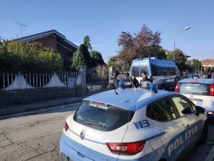 TORRAZZA PIEMONTE - Nella villa confiscata vivono i parenti del killer: interviene la polizia