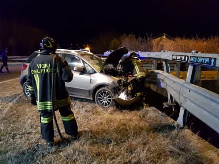 CUORGNE' - Scappano dal ristorante senza pagare e si schiantano contro il guard-rail sulla 460 - FOTO e VIDEO