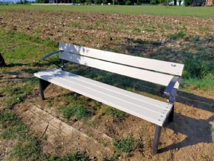BORGARO - Il Comune installa le panchine in plastica riciclata