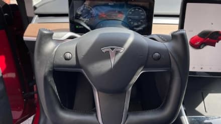 MOTORI – Elon Musk manda in pensione il volante rotondo