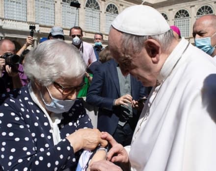 CASTELLAMONTE - Papa Francesco bacia il tatuaggio sul braccio di Lidia, sopravvissuta ad Auschwitz