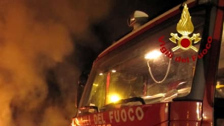 AUTOSTRADA A4 - Camion a fuoco tra Volpiano e Settimo: pompieri al lavoro tutta la notte per domare le fiamme