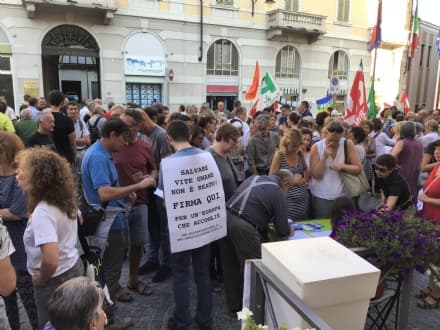 IVREA - In piazza contro Salvini: in trecento hanno risposto all'appello - FOTO e VIDEO