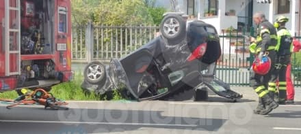 CASTELLAMONTE - Incidente stradale sulla provinciale: auto finisce ruote all'aria, due feriti - FOTO e VIDEO