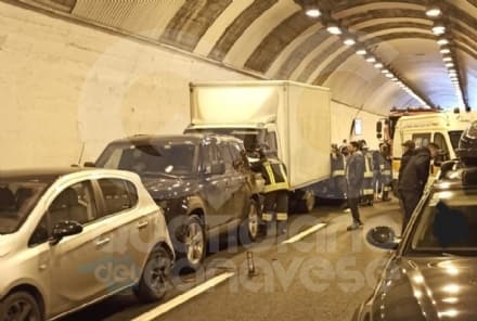 MAXI TAMPONAMENTO SULLA IVREA-SANTHIA' - Diversi veicoli convolti nello schianto in galleria - FOTO