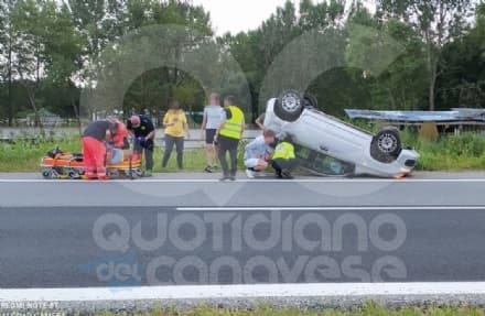 IVREA-SANTHIA' - Perde il controllo della Panda e si ribalta sulla bretella autostradale: una donna ricoverata in ospedale a Ivrea - FOTO