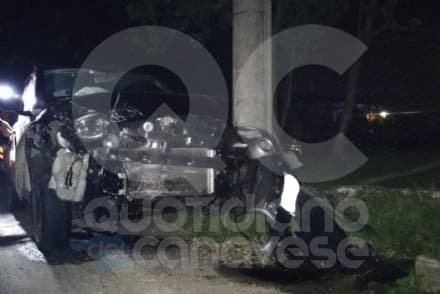 FORNO CANAVESE - Incidente notturno sulla provinciale, Panda abbatte colonnina dell'Enel