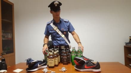 FURTI - Rubano superalcolici all'Auchan: due arrestati