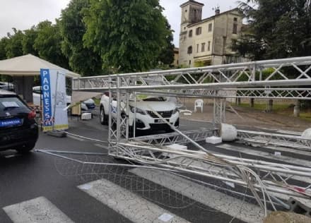 CANAVESE - Il forte vento abbatte il portale della Fiera di Rivarolo. Grandinata a Ivrea. Neve in quota - FOTO