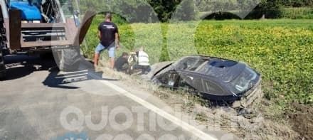 SAN GIUSTO CANAVESE - Si schianta con l'auto nel fosso a lato della provinciale - FOTO
