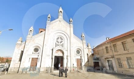 LEINI - Sagrato della chiesa sporco dopo il matrimonio: «Leinì è vicino a Reggio Calabria?». Bufera social sul parroco