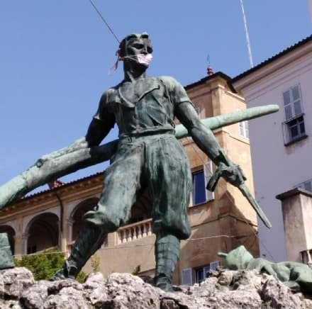 CASTELLAMONTE - Monumento ai caduti con mascherina: ondata di sdegno in città